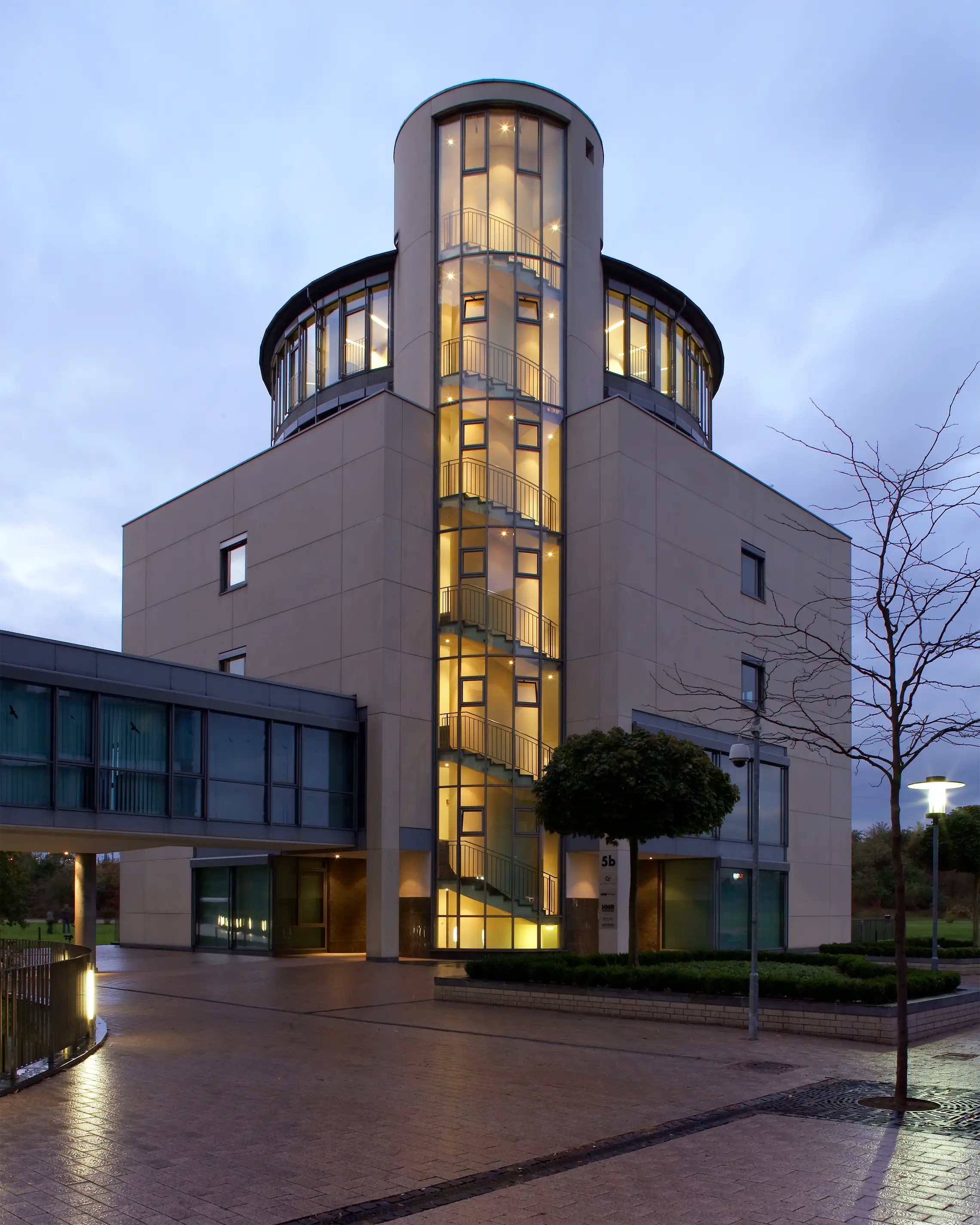 Bürogebäude MEDIAPARK 5, Außenansicht Abenddämmerung Appendix