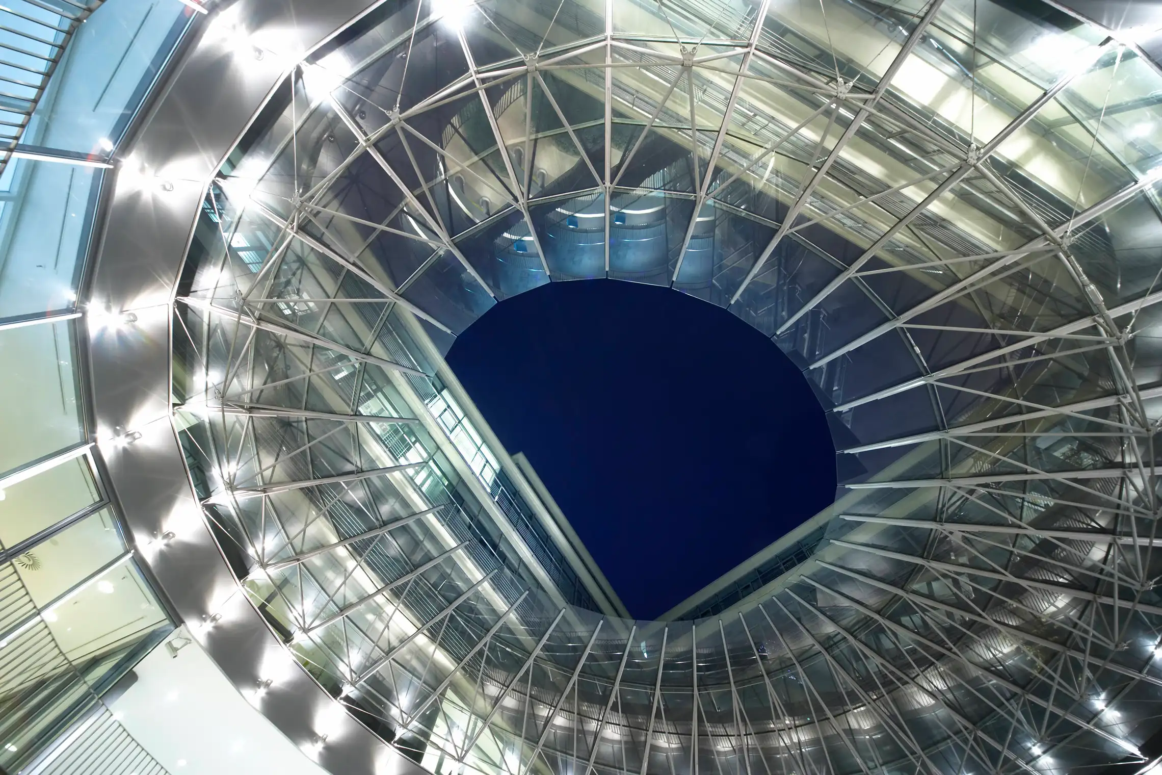 Atrium MEDIAPARK 5 Köln – Glasfassade mit Tageslicht