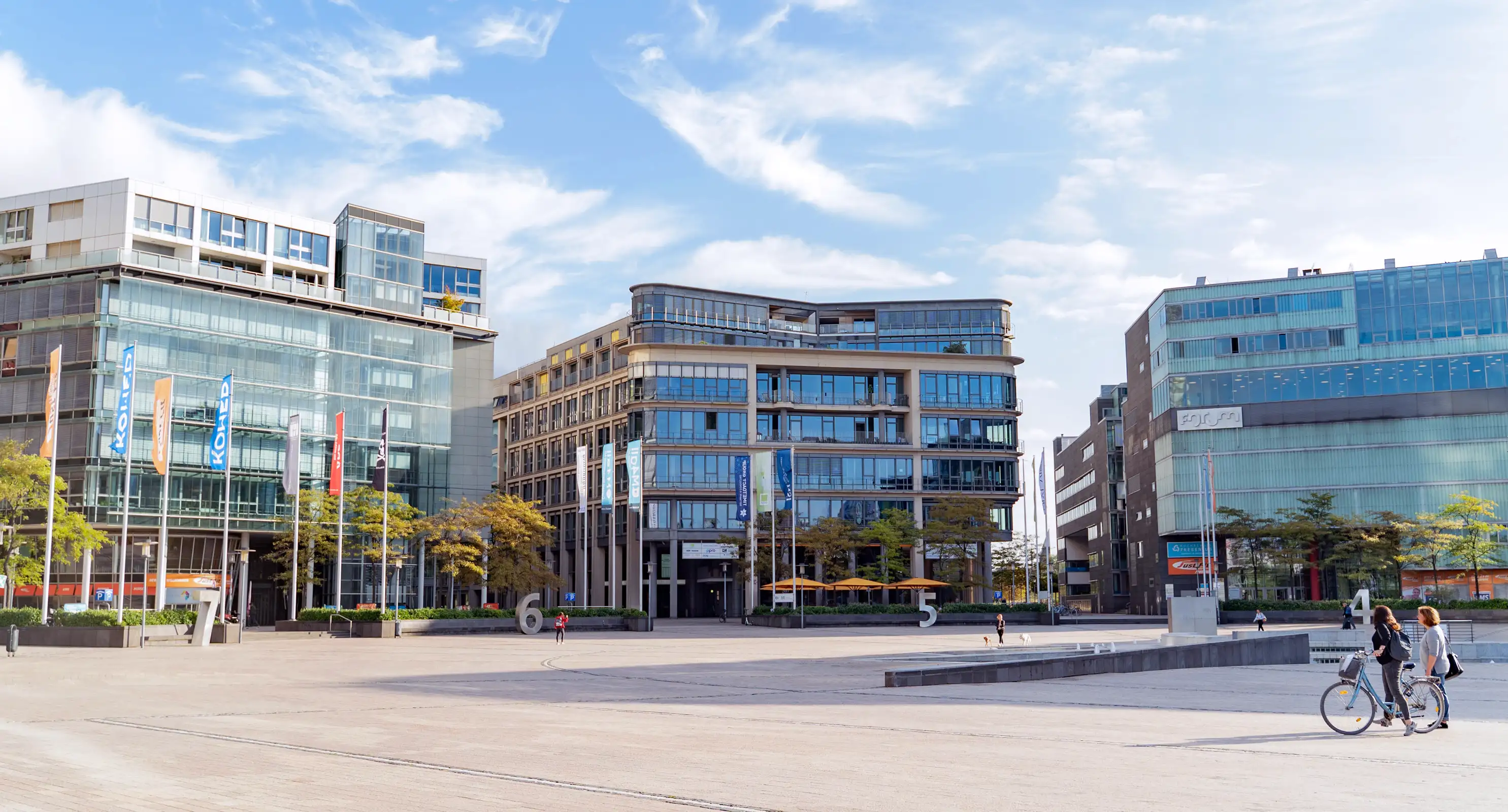 Bürogebäude und Vorplatz MEDIAPARK Köln Außenansicht