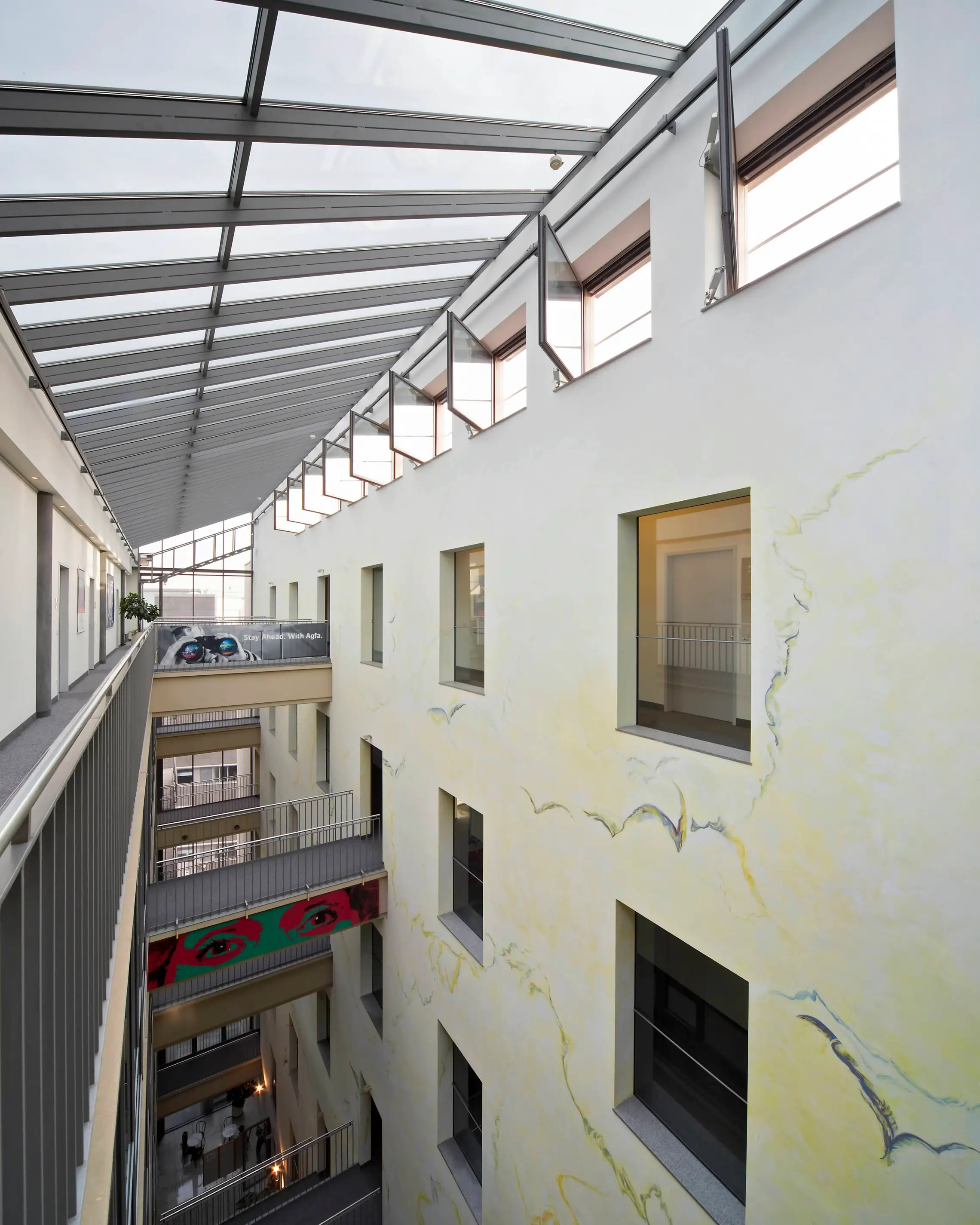 Bürogebäude MEDIAPARK 5, Innenansicht Gänge