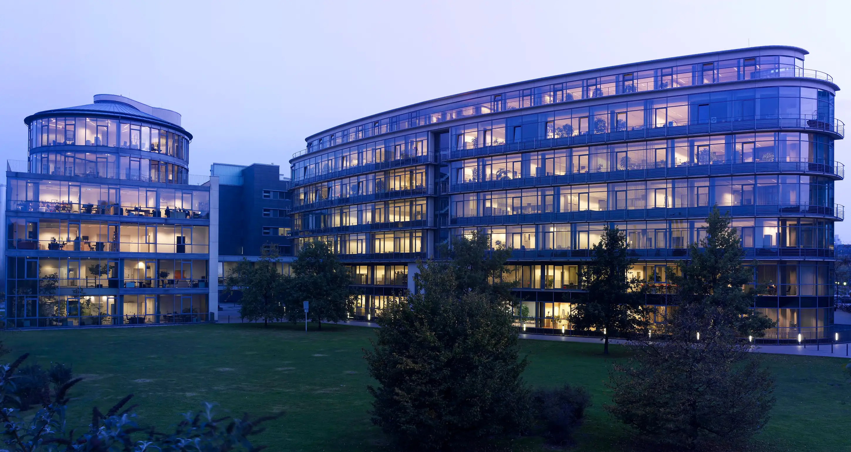 Bürogebäude MEDIAPARK 5, Außenansicht Abenddämmerung
