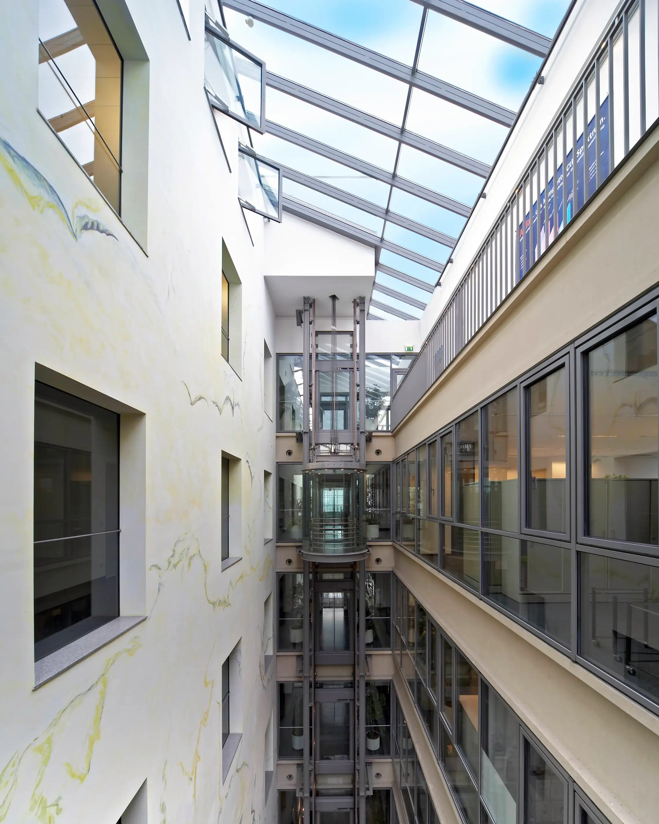 Bürogebäude MEDIAPARK 5, Innenansicht Gänge