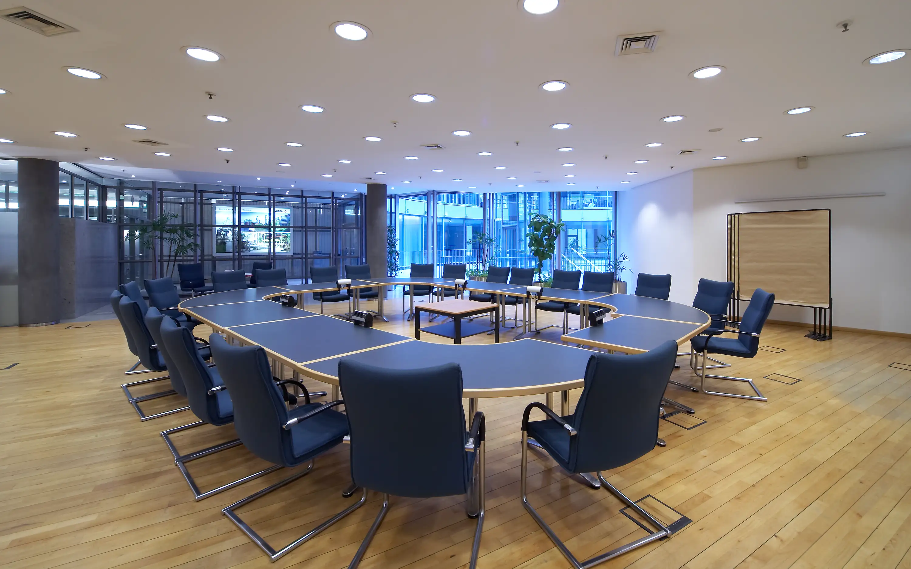 Bürogebäude MEDIAPARK 5, Innenansicht Konferenzraum