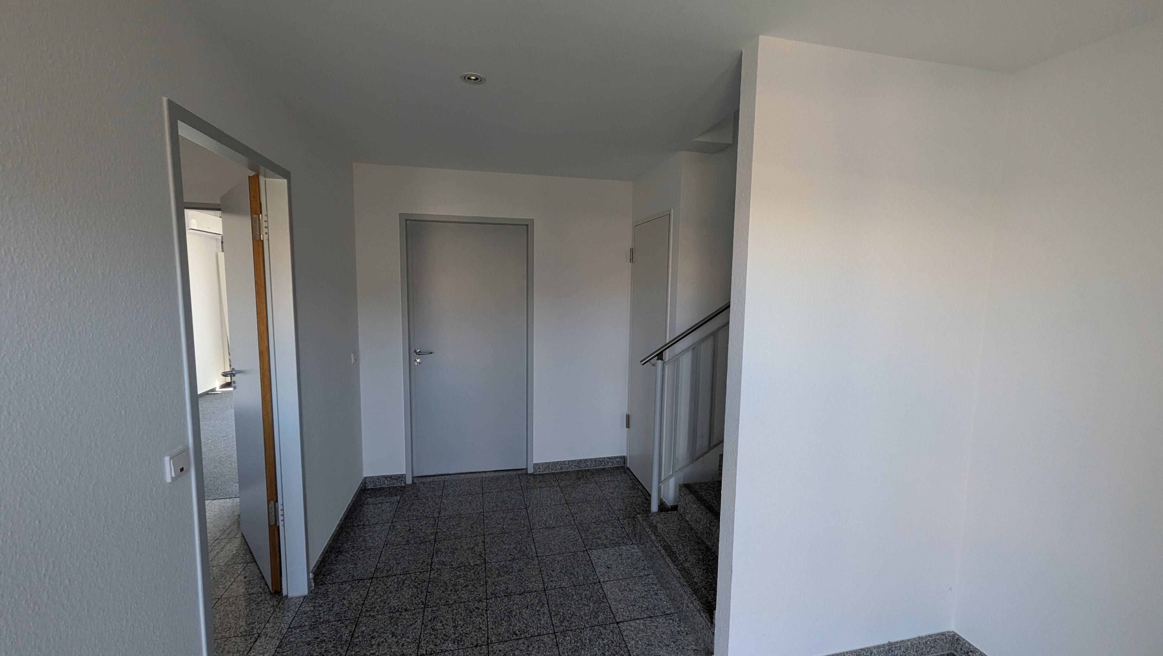 Maisonette Wohnung MP5 – Flur mit Treppenaufgang