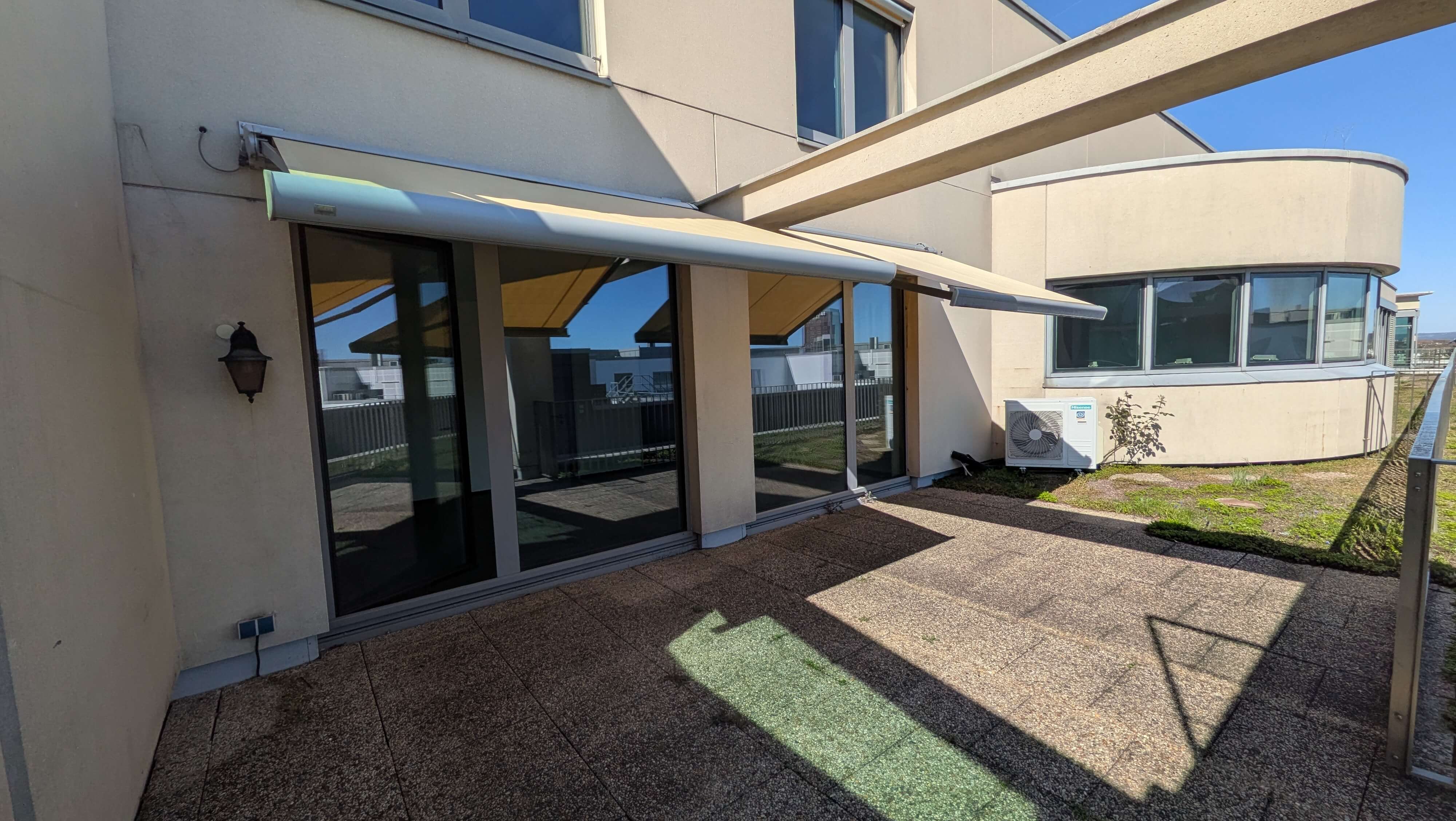Maisonette Wohnung MP5 – Terasse Sicht zur Fassade