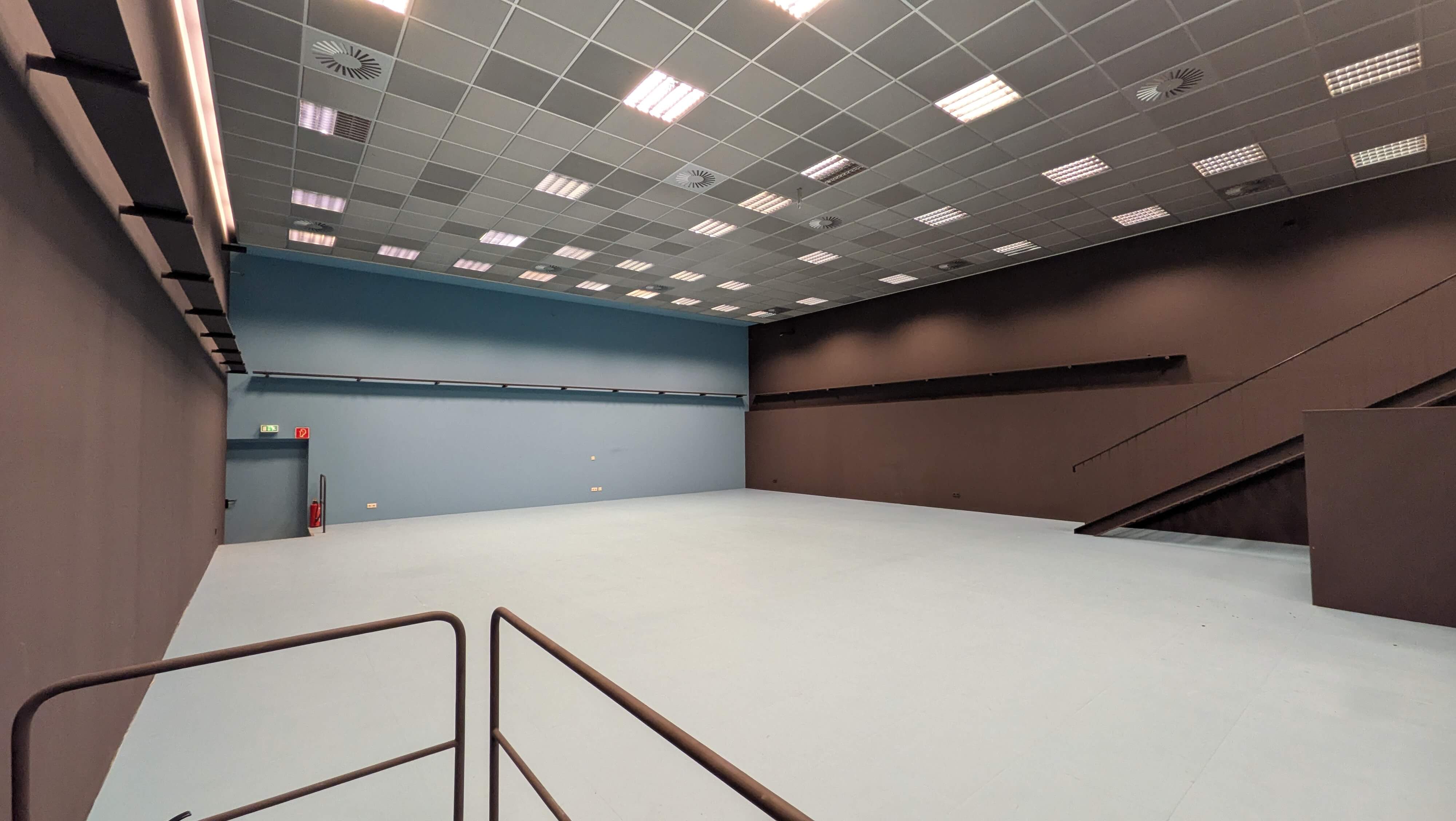 Repräsentative Eventfläche mit modernem Lichtkonzept