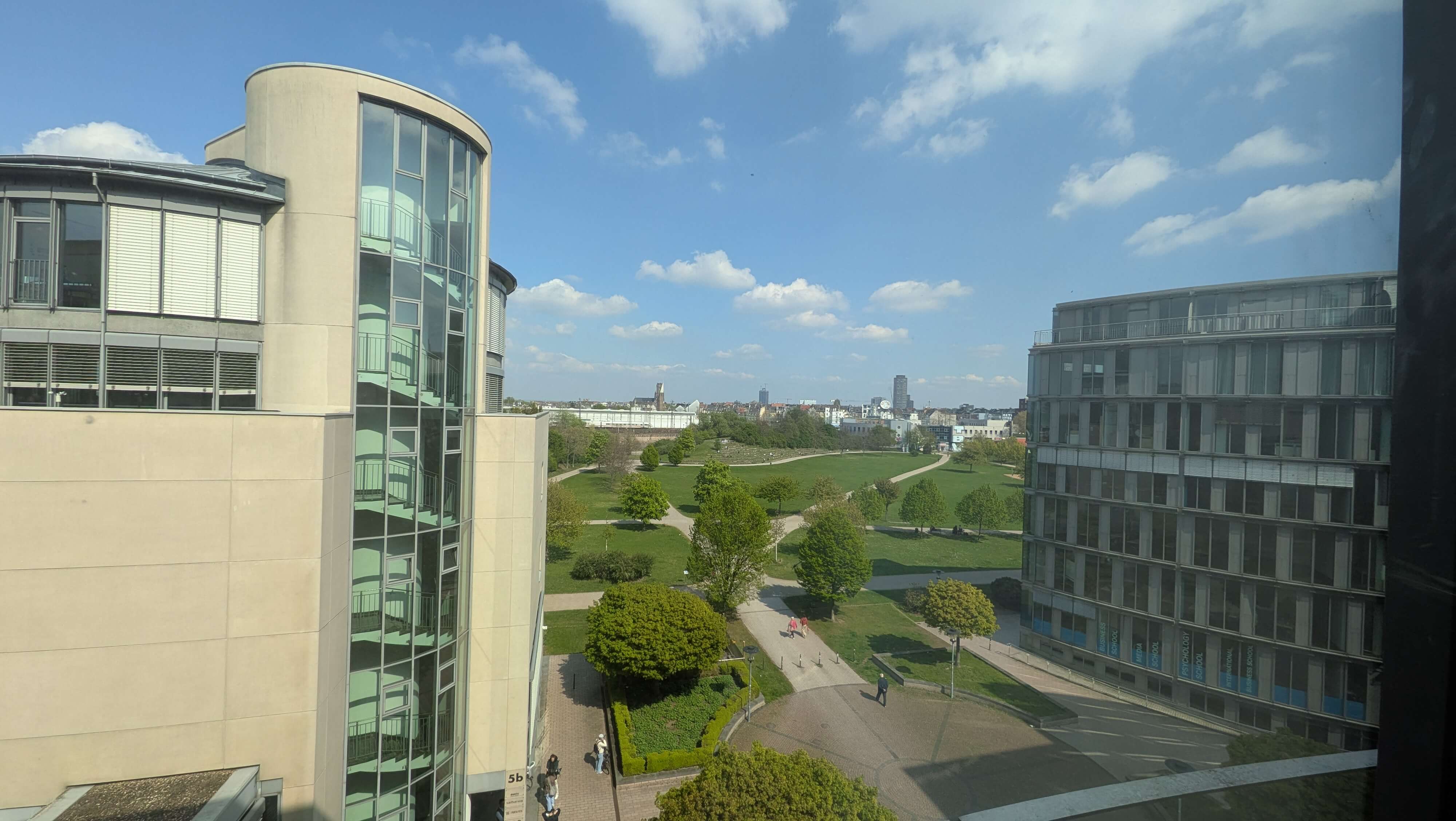 Panoramablick aus dem Büro im Mediapark Köln auf die direkt angrenzende Parkanlage