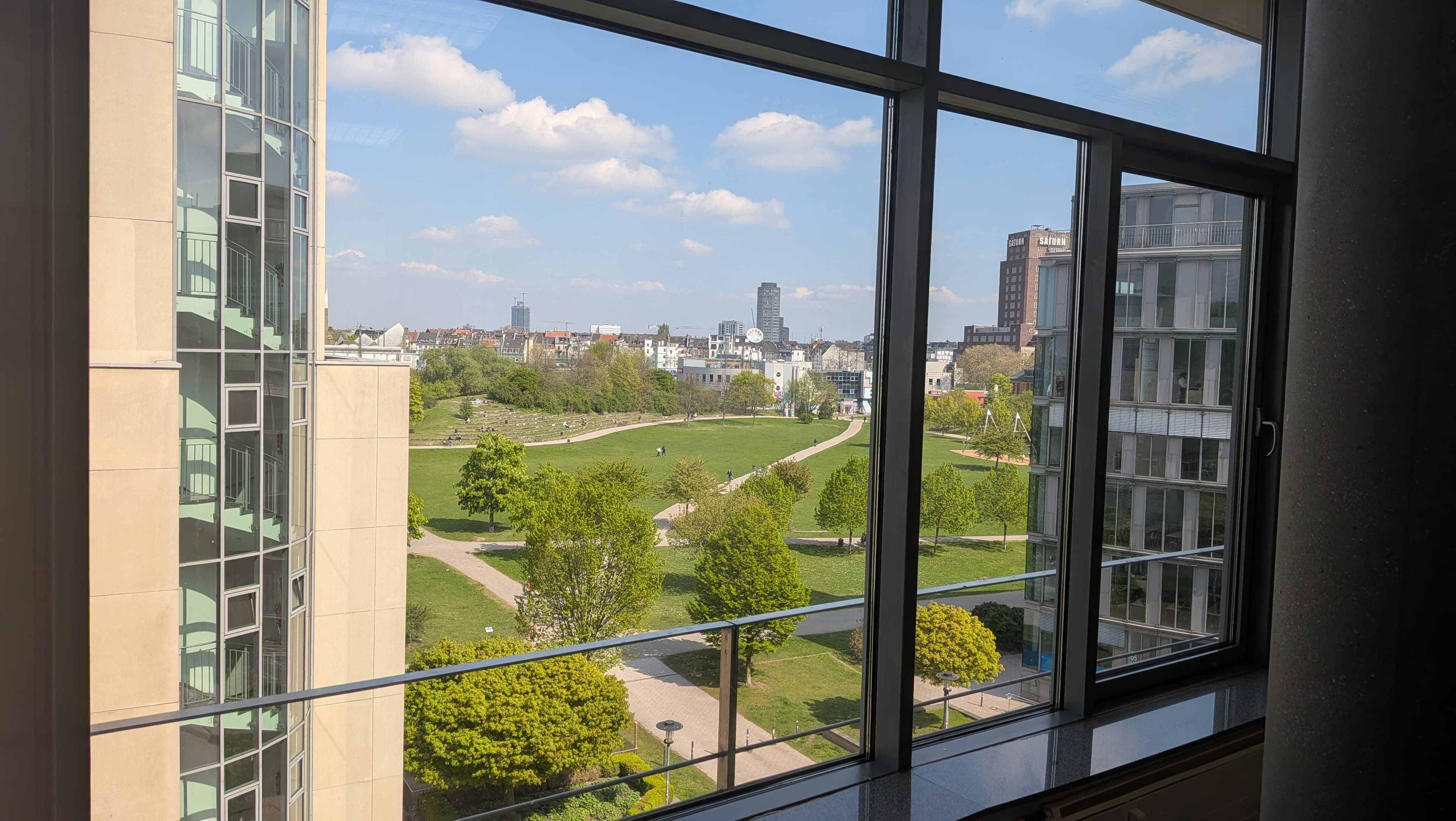 Lichtdurchflutetes Büro im 3. OG mit bodentiefen Fenstern und Blick in den angrenzenden Park