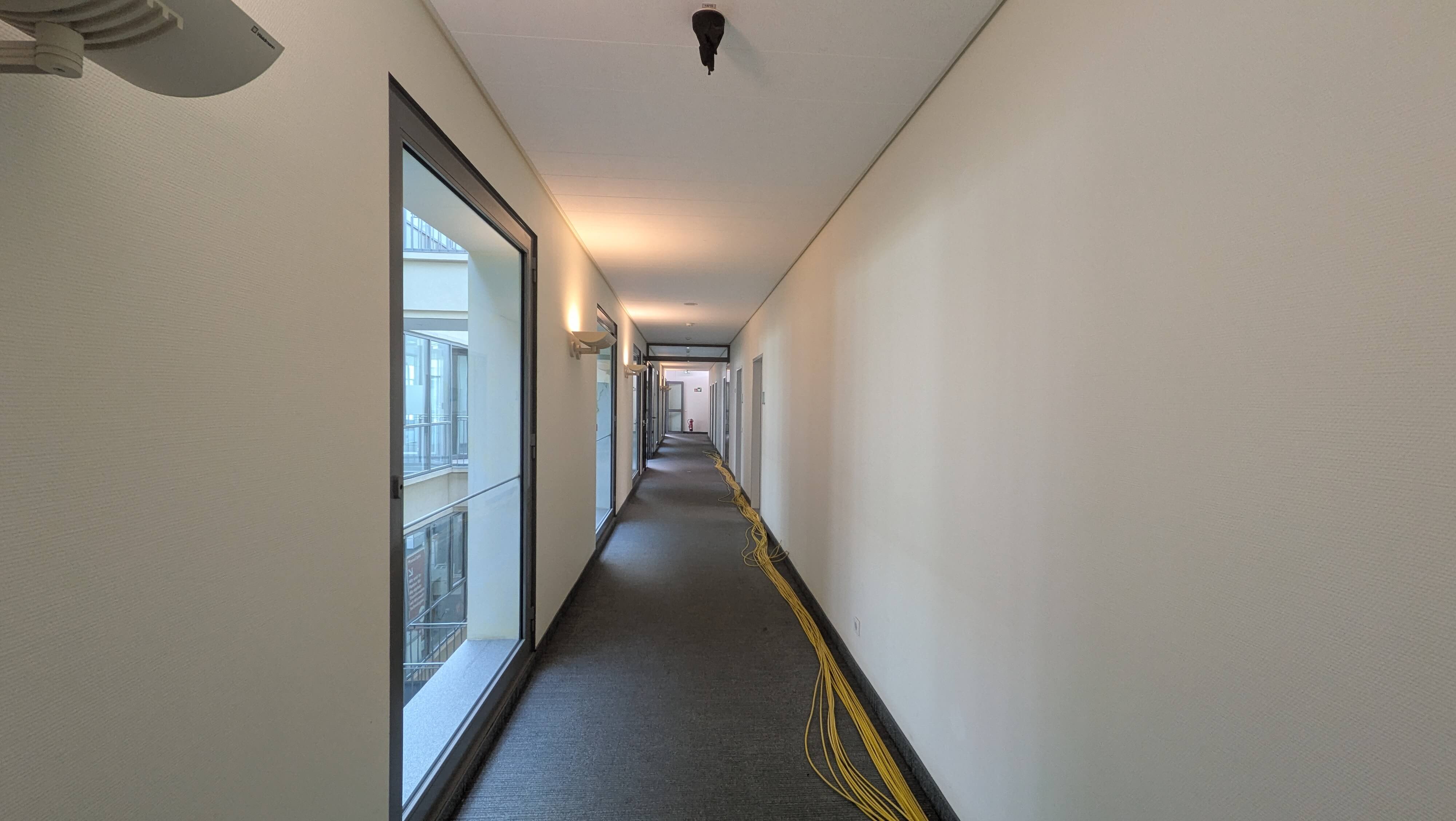 Flurbereich der Gewerbeeinheit mit Vorbereitung für flexible IT-Infrastruktur im Doppelboden