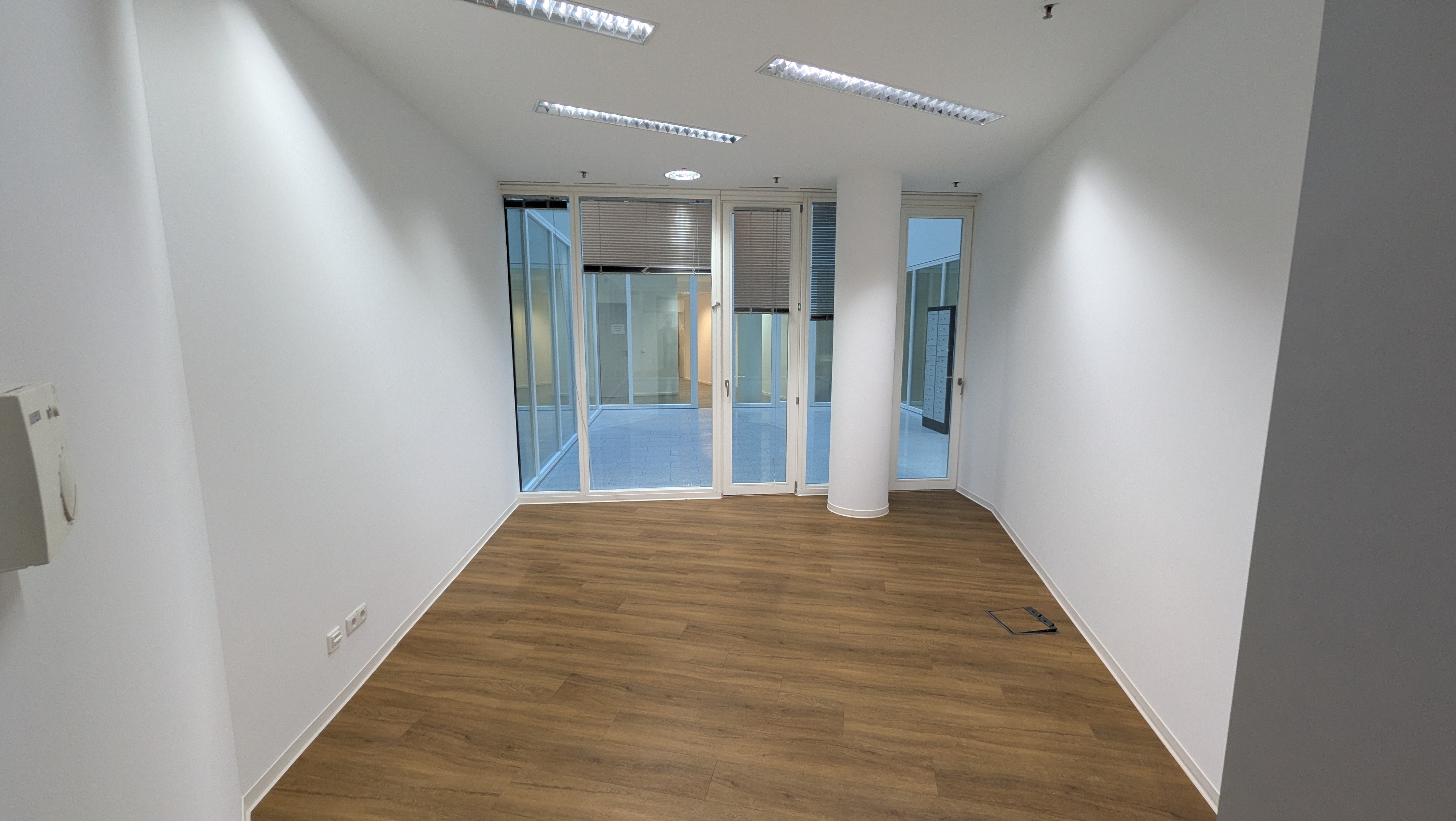 Helle Arbeitsplätze mit ruhigem Blick in den Innenhof