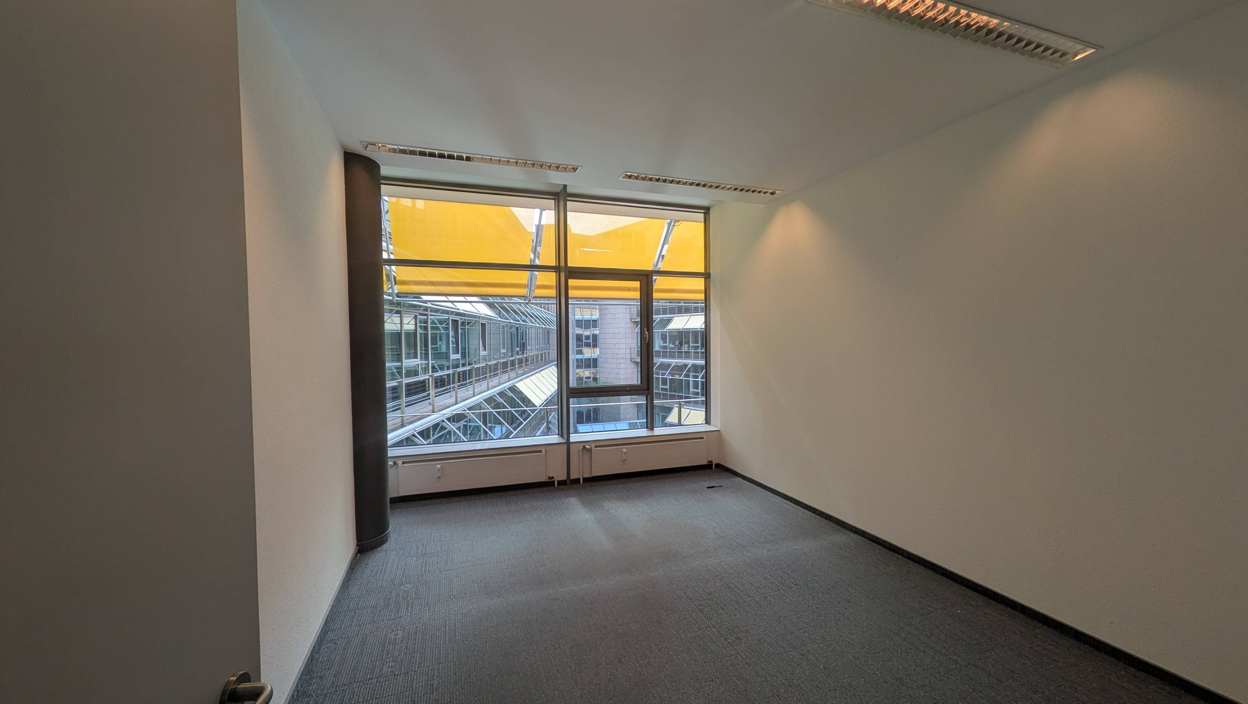 Modernes Einzelbüro mit externem Sonnenschutz und hochwertiger IT-Verkabelung im Doppelboden