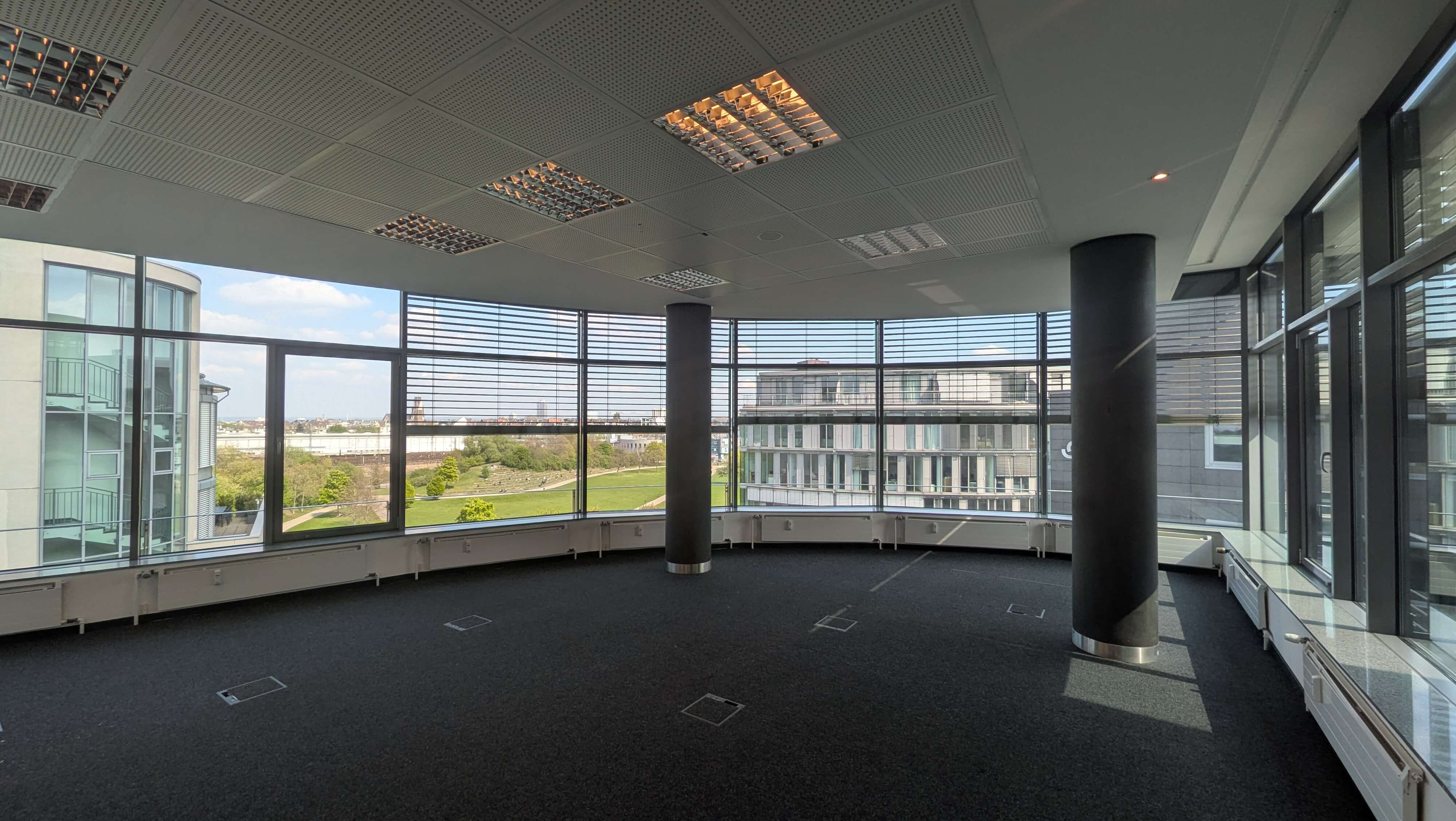 Exklusive Aussicht im Mediapark – lichtdurchflutete Arbeitsplätze mit Blick ins Grüne