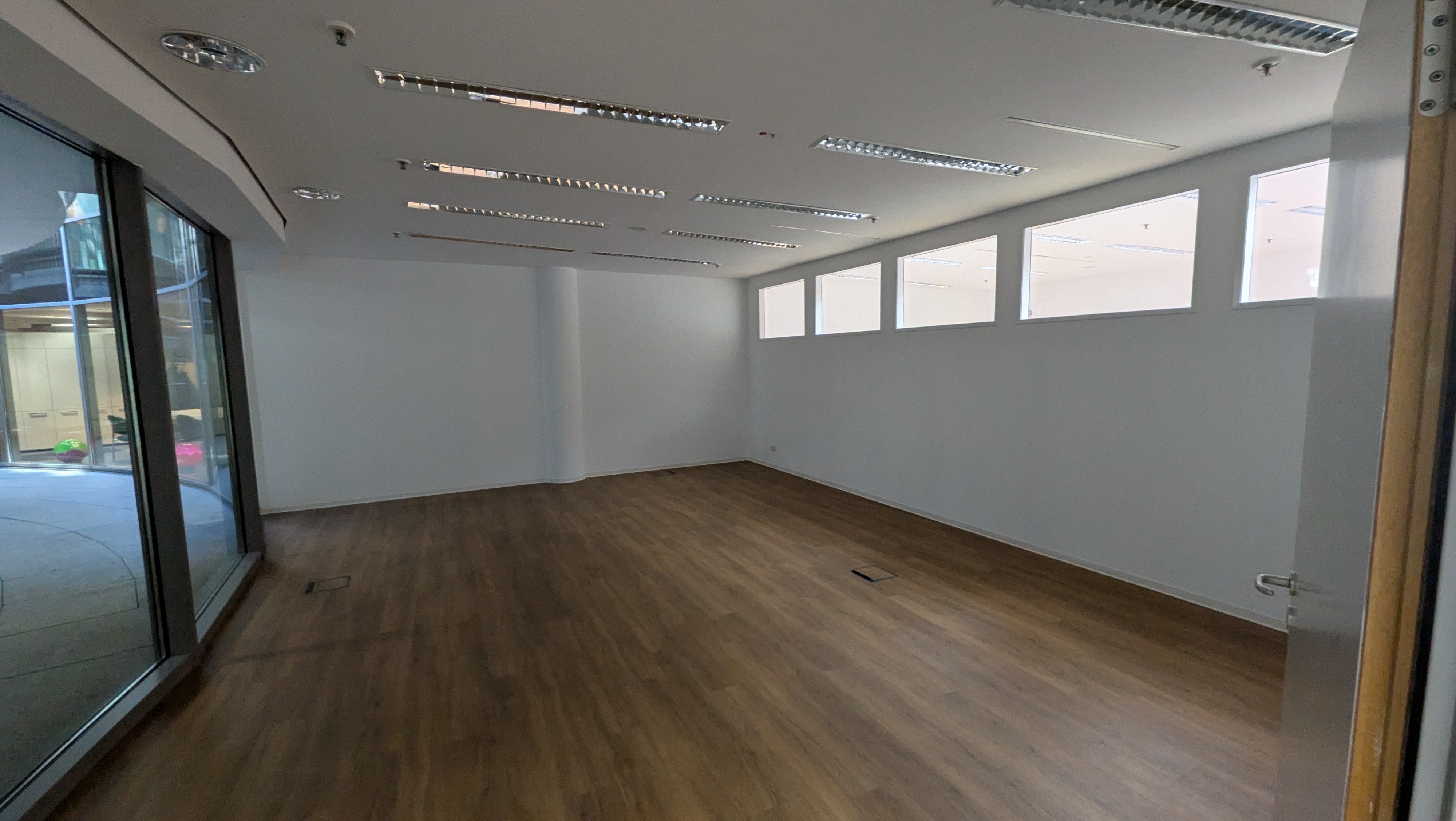 Großzügige Fensterfronten für eine motivierende Arbeitsatmosphäre