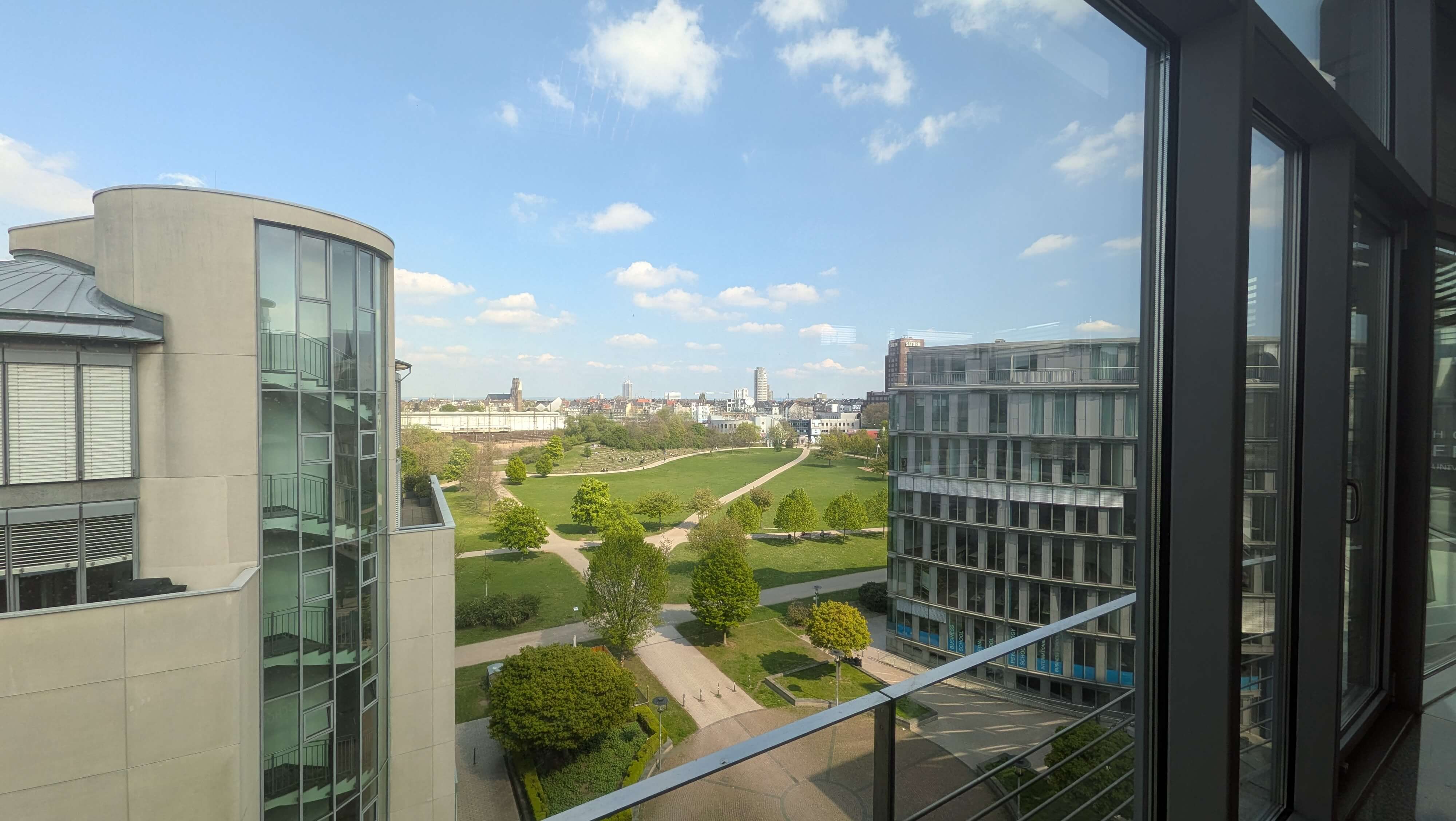 Inspiration pur: Genießen Sie den unverbaubaren Blick direkt auf den Park 