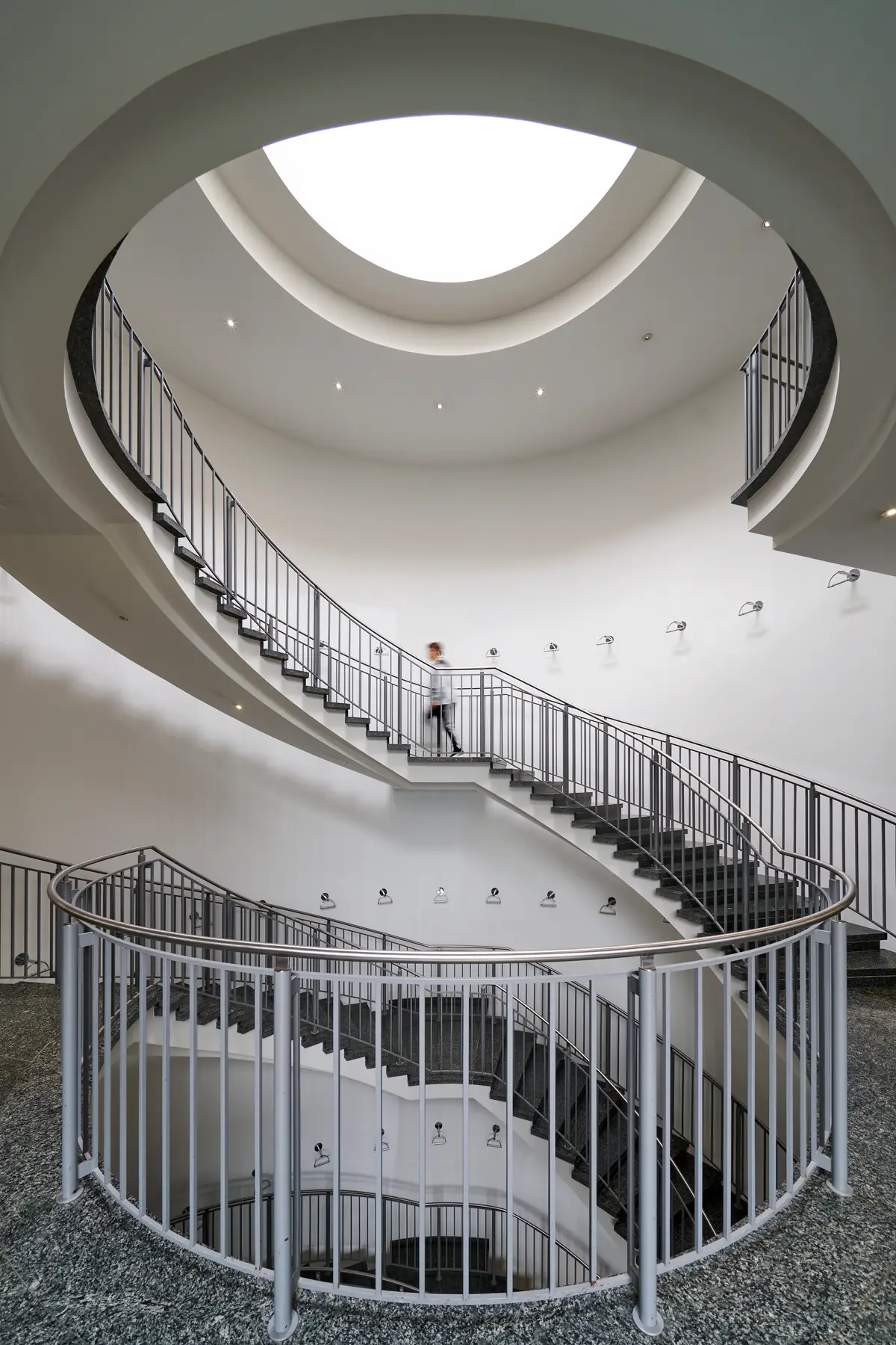 Bürogebäude MEDIAPARK 5, Innenansicht Wendeltreppe