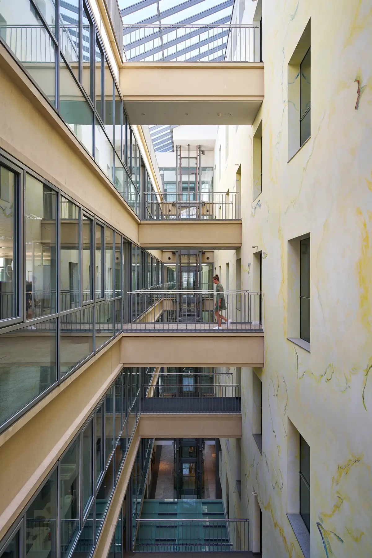 Bürogebäude MEDIAPARK 5, Innenansicht Gänge